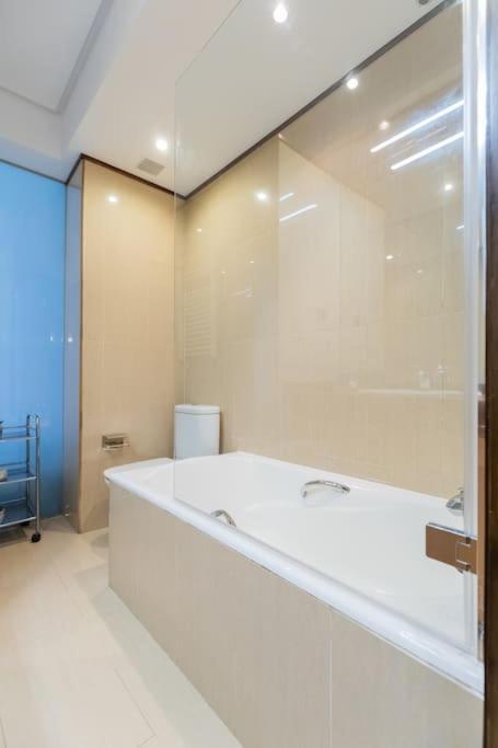Frente Al Parque, En El Centro Apartment Билбао Екстериор снимка